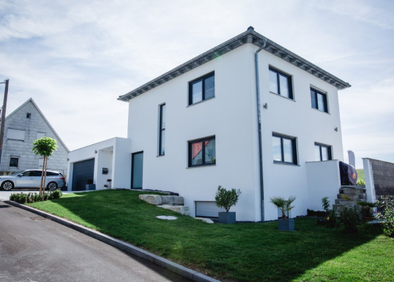 Einfamilienhaus mit Keller und Garage 